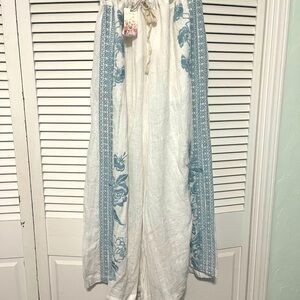 Johnny Was wide leg embroidered white linen w/light blue design down both legs.